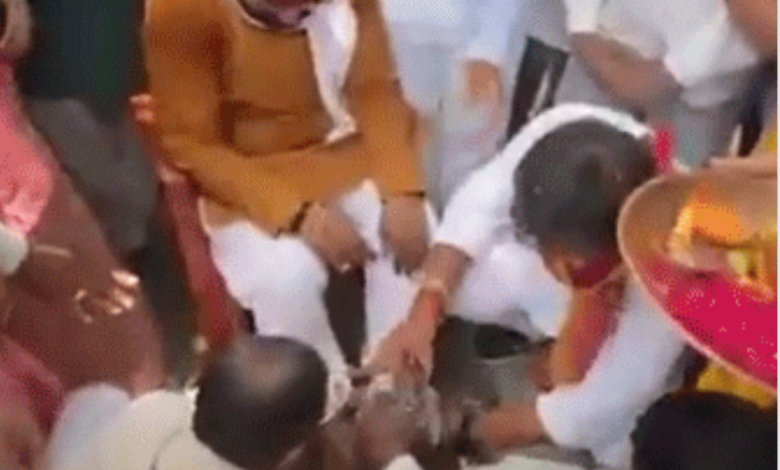 MP : छिंदवाड़ा में भाजपा सांसद ने कार्यकर्ताओं से पैर धुलवाए, कांग्रेस बोली- ये नेता जनता को गुलाम और खुद को डायरेक्ट भगवान समझ रहे 1 Screenshot 20250610 121516.Chrome28129
