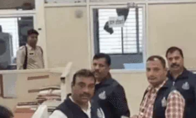 MP : इंदौर निगम के अफसर के घर-दफ्तर पर ईओडब्ल्यू का छापा, कार्यालय सील किया 1 Screenshot 20250617 121850.Chrome28129