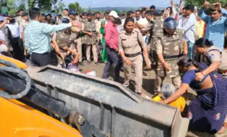 MP : इंदौर-बुदनी नई रेल लाइन जमीन अधिग्रहण का विरोध, जमकर हुई झूमाझटकी 1 Screenshot 20250617 225547.Chrome28129