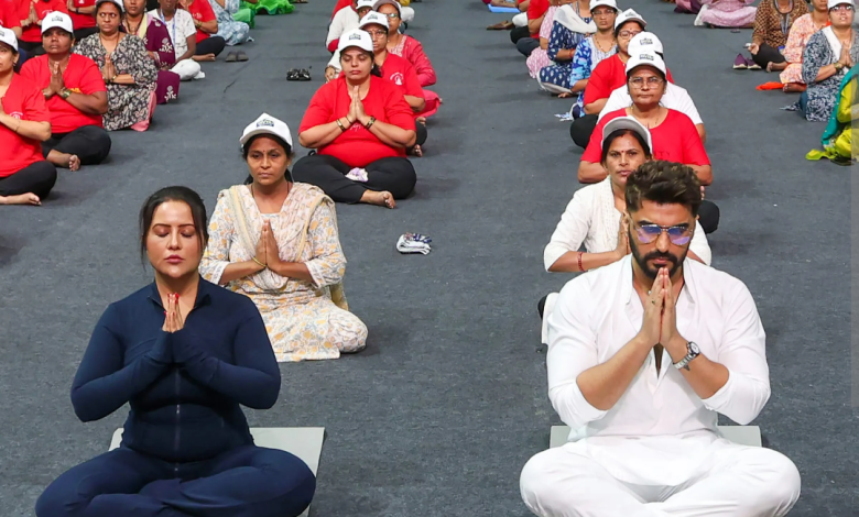 Yog diwas : सोशल मीडिया में छाई अमृता फडणवीस, अर्जुन कपूर के साथ पहुँची योग कार्यक्रम में.. 1 Screenshot 20250623 152711.Chrome28129