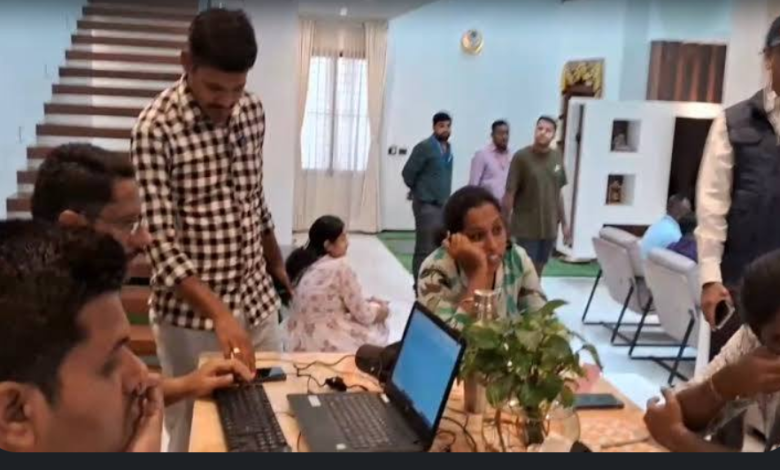 Karnatak: 8 सरकारी अधिकारियों के ठिकानों पर लोकायुक्त की छापेमारी, घर से सोने और चांदी के आभूषण बरामद 1 Screenshot 20250624 162049.Chrome28129
