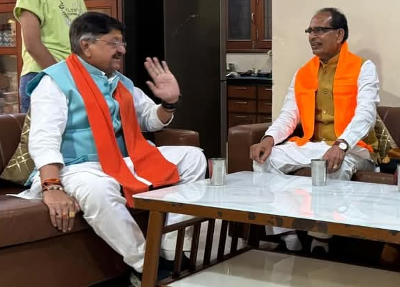 MP Politics: इंदौर में शिवराज-कैलाश की बंद कमरे में चर्चा, केंद्रीय राज्यमंत्री सावित्री बाहर इंतजार करती रहीं 1 Screenshot 20250626 220419.Facebook28129