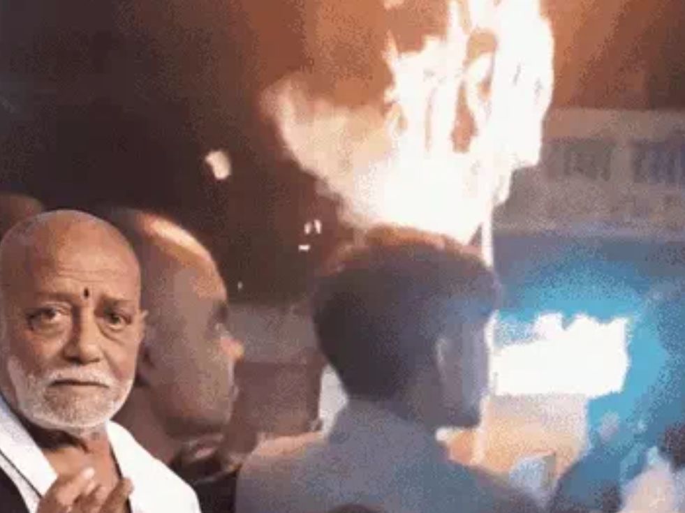 काशी में मोरारी बापू के चरणों में बैठे बाबा रामदेव:बोले-बापू की बुराई मुसलमान करे तो समझ आता है, सनातनी क्यों कर रहे 2 screenshot 20250623 1430484339450778562854230