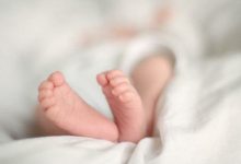 अशोकनगर में पत्थर दिल मां कड़क धूप में बीच सड़क