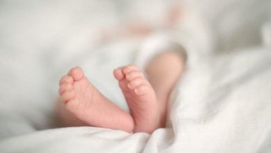 अशोकनगर में पत्थर दिल मां कड़क धूप में बीच सड़क