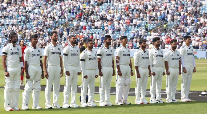 काली पट्टी बांधकर उतरे दोनों टीमों के खिलाड़ी मैच में