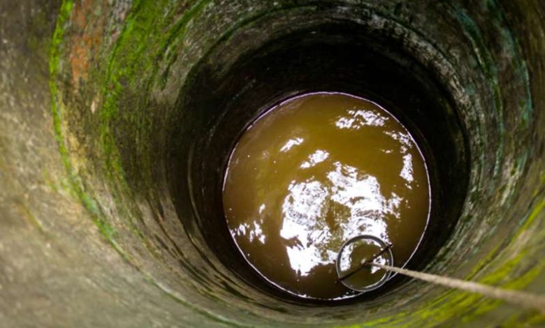 कुएं में उतरे ग्रामीणों की दम घुटने से मौत, दो गंभीर 1 कुएं में उतरे ग्रामीणों की दम घुटने से मौत दो