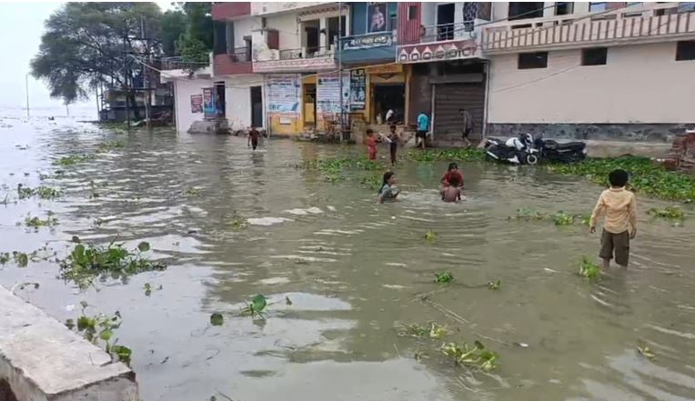 गंगा यमुना में बाढ़ को लेकर प्रशासन सतर्क