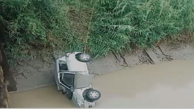 तेज रफ्तार अनियंत्रित कार नहर में गिरी कार सवार लोग