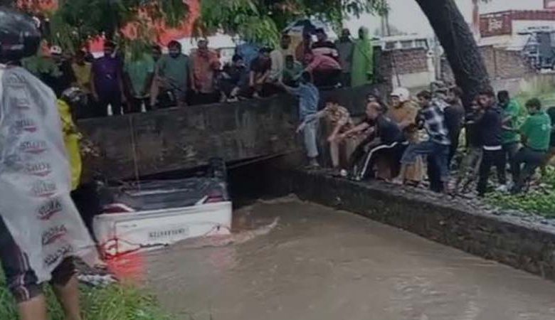 नहर में गिरी कार, नवजात सहित चार की जान गई, तीन घायल 1 नहर में गिरी कार नवजात सहित चार की जान गई