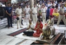 पत्नी के साथ बाबा महाकाल के दर्शन करने पहुंचे DGP