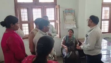 पूर्व विधायक की पत्नी ने तहसील कार्यालय में खुद पर