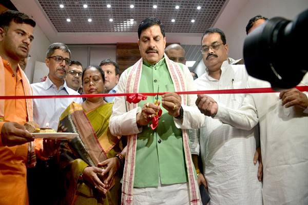 प्रधानमंत्री मोदी ने रेल यात्रियों को विश्व स्तरीय सुविधाएं उपलब्ध कराईं : मुख्यमंत्री डॉ. यादव 1 प्रधानमंत्री मोदी ने रेल यात्रियों को विश्व स्तरीय सुविधाएं उपलब्ध