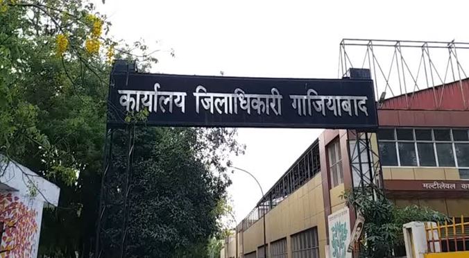बिजली कटने पर SDO ऑफिस पहुंचे लोग