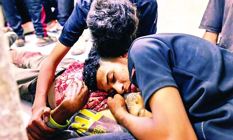 भोजन के इंतज़ार में लगी भीड़ पर बरसी गोलियां, गाजा में 25 फिलिस्तीनी मारे गए 1 भोजन के इंतज़ार में लगी भीड़ पर बरसी गोलियां गाजा