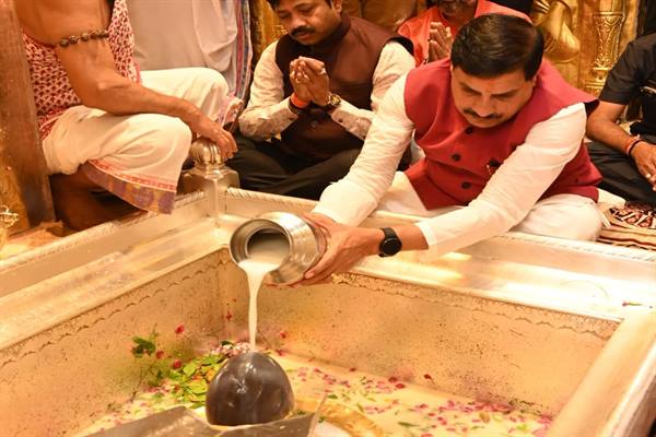 मुख्यमंत्री डॉ यादव ने वाराणसी में किये बाबा काशी विश्वनाथ