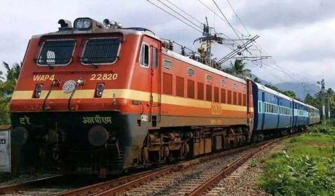 यूपी में फिर ट्रेन पलटने की साजिश लोहे की होर्डिंग