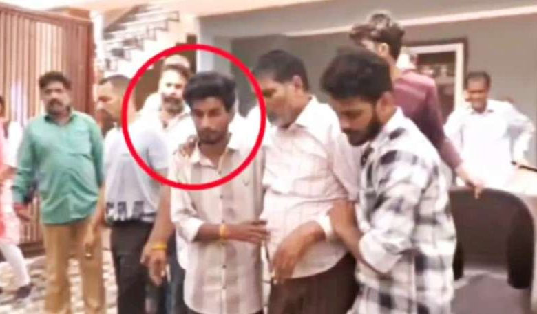 राजा के अंतिम संस्कार में भी पहुंचा था राज कुशवाहा, सोनम रघुवंशी के पिता को दे रहा था सहारा 1 राजा के अंतिम संस्कार में भी पहुंचा था राज कुशवाहा