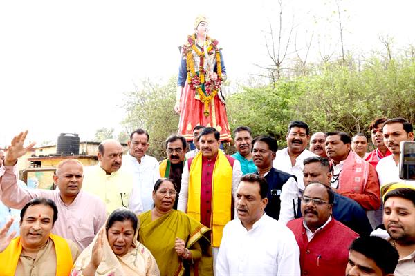 रानी दुर्गावती की समाधि स्थल पहुँचे मुख्यमंत्री डॉ. यादव 1 रानी दुर्गावती की समाधि स्थल पहुँचे मुख्यमंत्री डॉ यादव