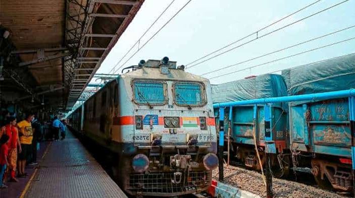 रेलवे ने बढ़ाई ट्रेनों की फ्रीक्वेंसी सफर अब होगा और