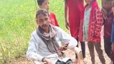 शराब के नशे में कुर्सी पर सोते शिक्षक का वीडियो