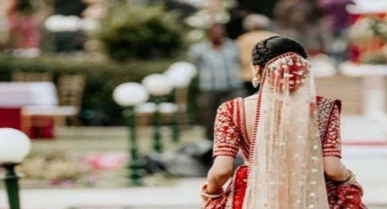 शादी के सिर्फ 20 दिन बाद, आशिक ने दूल्हा-दुल्हन का रास्ता रोका, और फिर... 1 शादी के सिर्फ 20 दिन बाद आशिक ने दूल्हा दुल्हन का