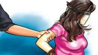सरेराह अधिकारी की चप्पलों से पिटाई किशोरी ने लगाया छेड़छाड़