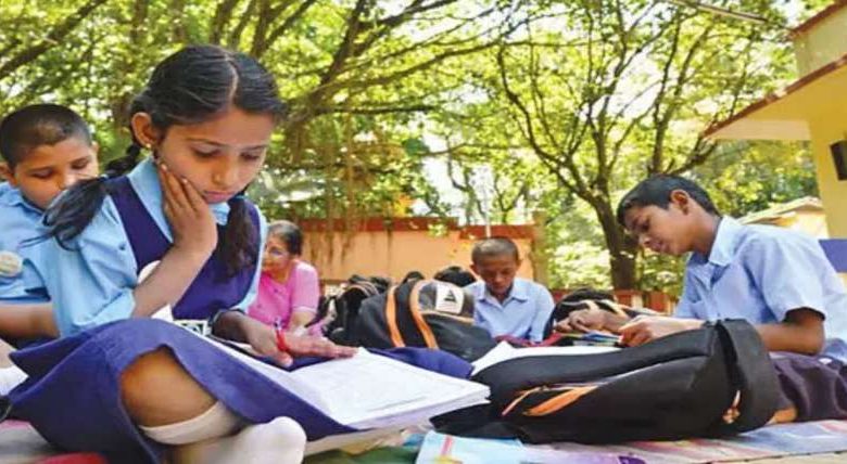 स्कूल खुले किताबें नहीं बच्चे पुरानी से पढ़ रहे निगम