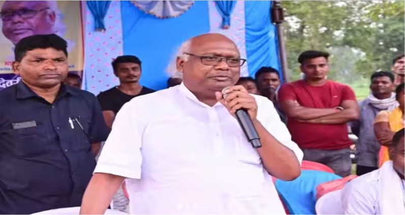 अधिकारियों को लताड़ा, बुनियादी सुविधाएं न होने पर जताया रोष 6 अधिकारियों को लताड़ा बुनियादी सुविधाएं न होने पर जताया रोष