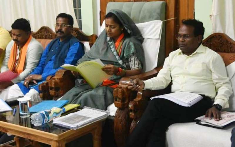 आंगनबाड़ियों की व्यवस्था और कुपोषण उन्मूलन पर ध्यान दें अधिकारी