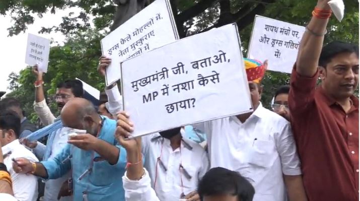 इंजेक्शन और नशे की पुड़िया लेकर पहुंचे विधायक सदन में