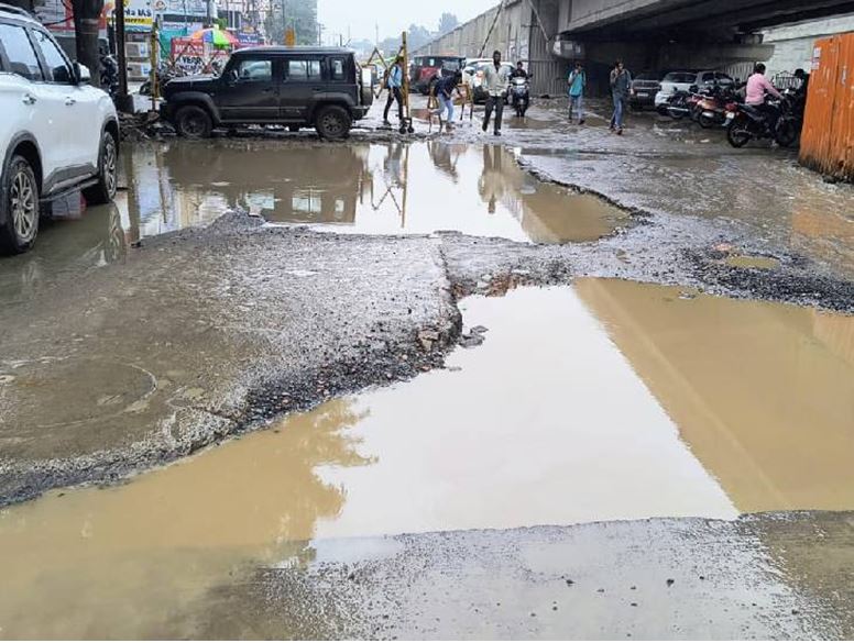 इंदौर में बारिश के बाद सड़कें हुईं बदहाल जगह जगह धंसकने