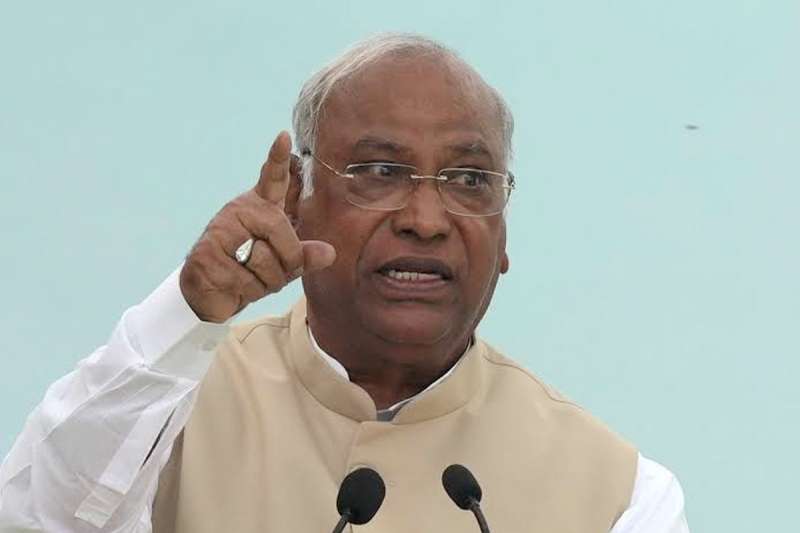 खड़गे का मोदी पर निशाना विदेश घूमने का वक्त है