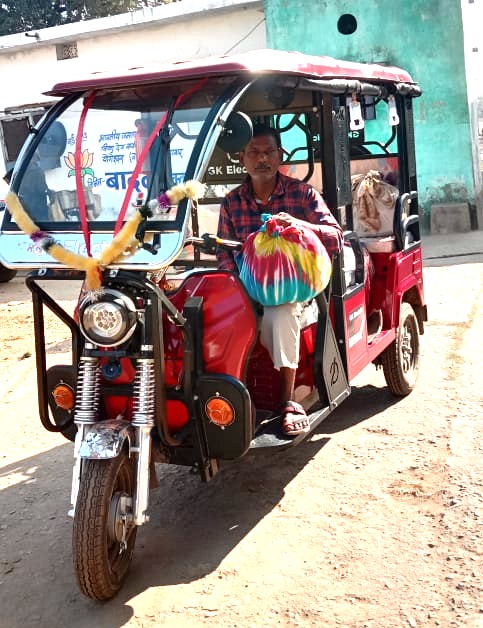गंगा बाई ने ई रिक्शा खरीदकर बदली परिवार की तस्वीर