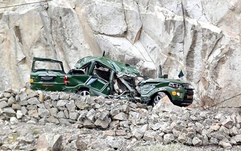 गाड़ी पर गिरी चट्टान लेफ्टिनेंट कर्नल और एक जवान ने