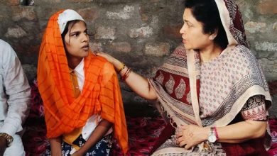 घायल छात्रा से मिलीं राज्यमंत्री गौर अधिकारियों को हर संभव