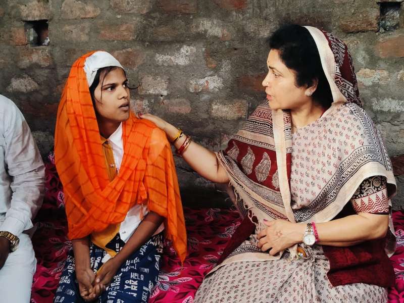 घायल छात्रा से मिलीं राज्यमंत्री गौर अधिकारियों को हर संभव