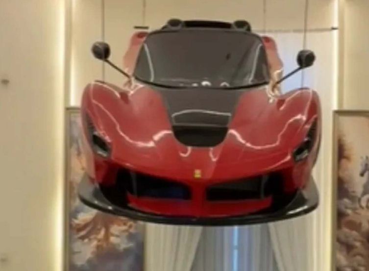 झूमर की जगह लटकाई 43 करोड़ की फरारी दुबई के