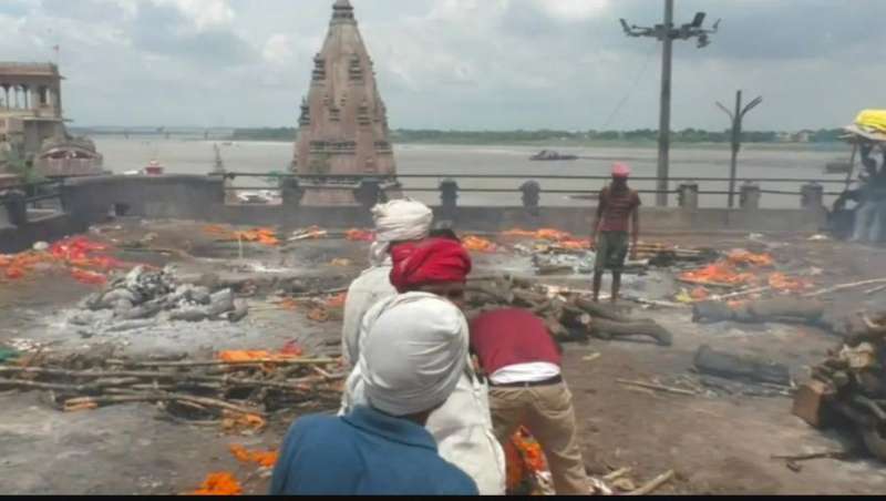 तेज बारिश के चलते मणिकर्णिका घाट डूबा छत पर हो