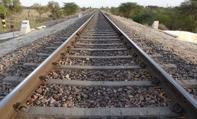 दोस्ती में दरार या जानलेवा साजिश रेलवे ट्रैक पर युवक