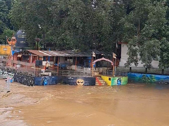 नर्मदा किनारे बसे गांवों में बाढ़ का खतरा जलस्तर में