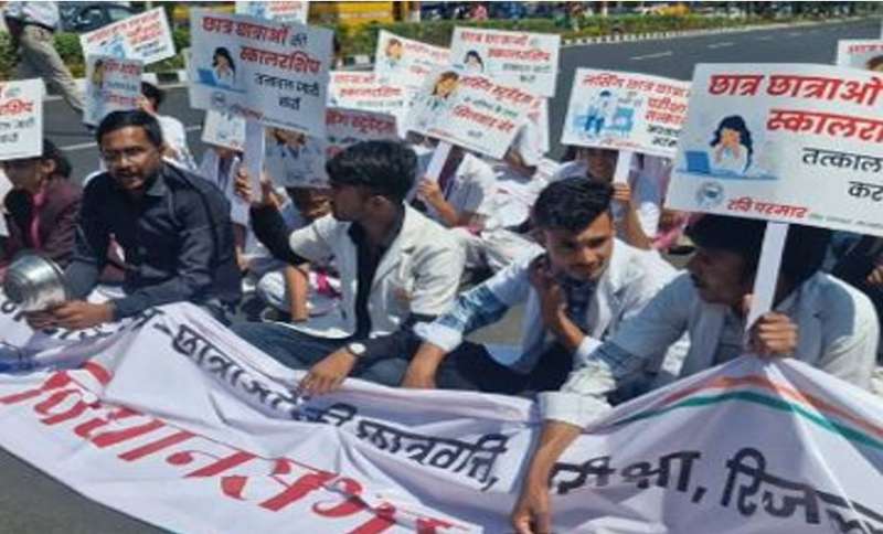 नर्सिंग छात्राओं के समर्थन में सड़क पर उतरे कार्यकर्ता बारिश