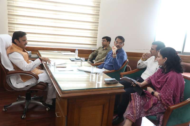 निर्माणाधीन कार्यों को समय से पूर्ण करें और शीघ्र सेवा