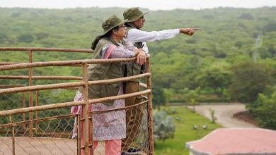 पत्नी साधना को भूल शिवराज सिंह का काफिला बढ़ गया