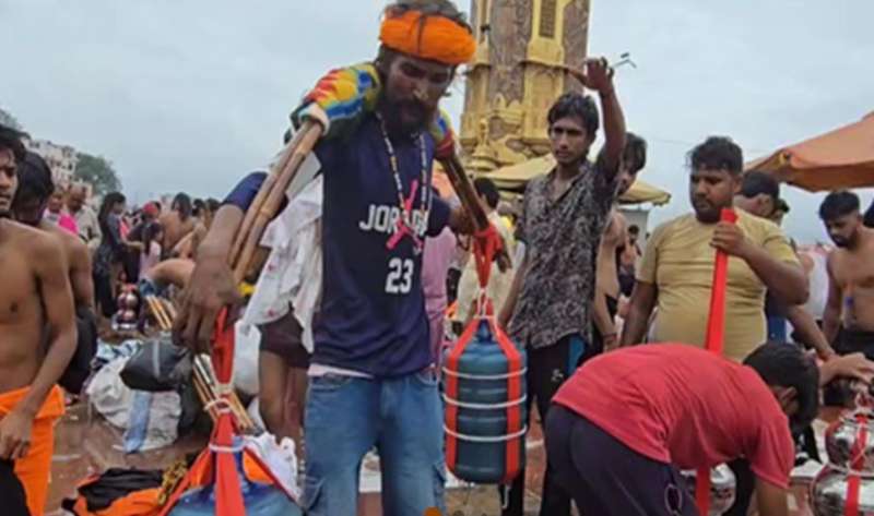 पहले दिन विश्वनाथ धाम में उमड़ा भक्तों का सैलाब पुष्पवर्षा