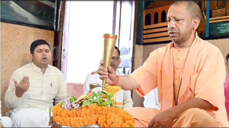 पहले सोमवार को सीएम योगी का शिवभक्ति में लीन रूप