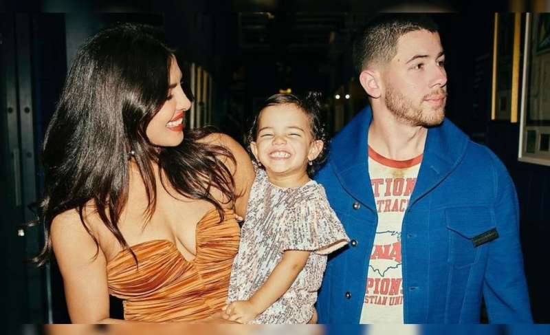 प्रियंका निक ने देखा मैजिकल शो मालती के हाथ में चमका