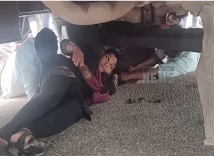 बस के बंपर में फंसी महिला इलाज के दौरान तोड़ा