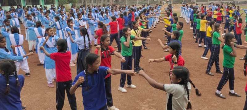 बालिकाओं को आत्मरक्षा और सिलाई का प्रशिक्षण 6 बालिकाओं को आत्मरक्षा और सिलाई का प्रशिक्षण