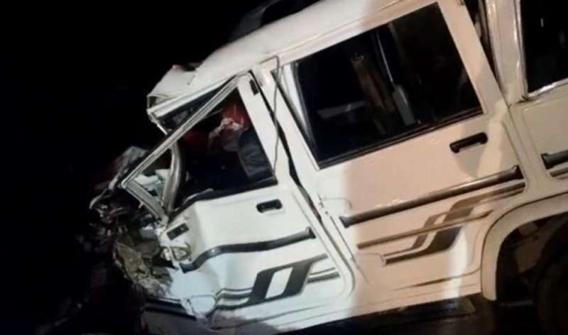 बोलेरो बाइक और टवेरा की टक्कर में एक ही परिवार